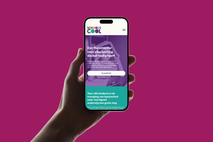 Smartphone met screenshot van website #3