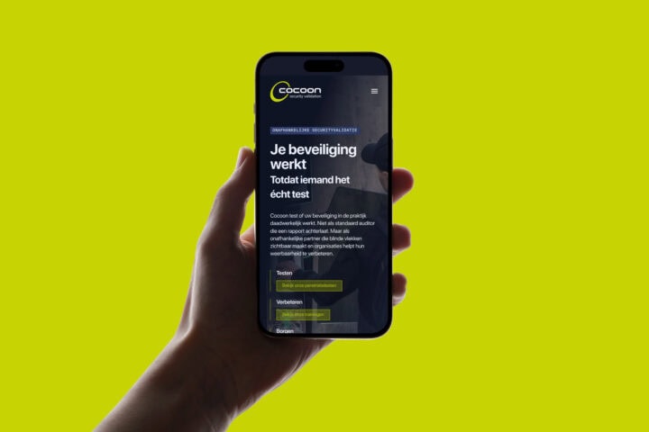 Smartphone met screenshot van website #2